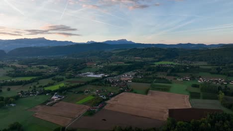 Montañas-Y-Bosques-Con-Una-Vista-Tranquila