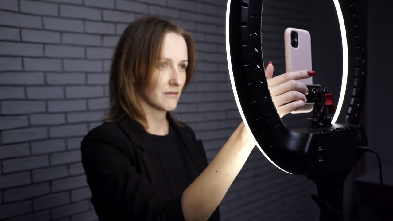 blogger mujer disparando historia para su blog