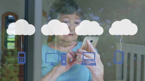 Animation-Von-Wolken-Und-Mediensymbolen-über-Einer-Frau,-Die-Ihr-Smartphone-Nutzt