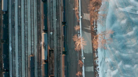 toma aérea del patio del ferrocarril cerca del lago y el sendero peatonal