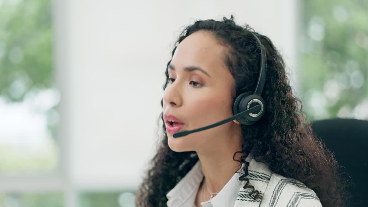 Cuffia, parla e donna in un call center