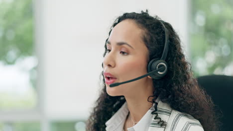 auriculares, hablando y una mujer en un centro de llamadas