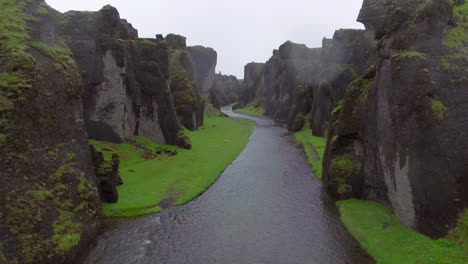 Paisaje-único-De-Fjadrargljufur-En-Islandia.