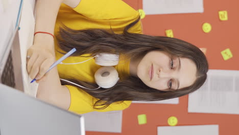 video vertical de una niña viendo videos con información y contenido útil.
