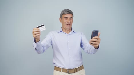 un viejo haciendo compras por teléfono.