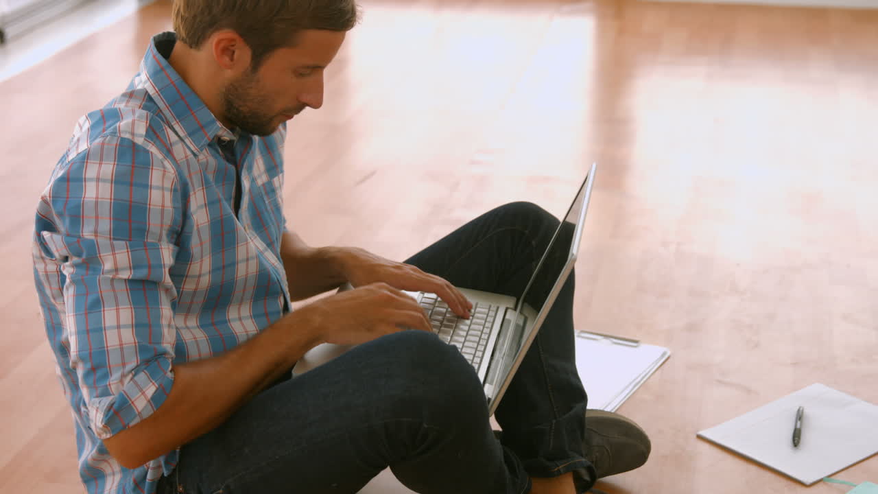 estudiante trabajando en una computadora portátil