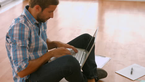 Estudiante-Trabajando-En-Una-Computadora-Portátil