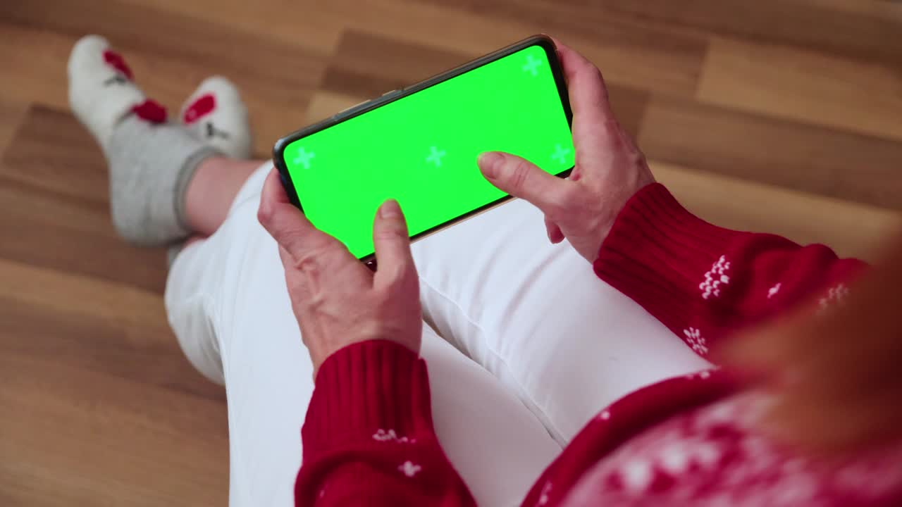 녹색 스크린 손에 pnone 크리스마스 시간