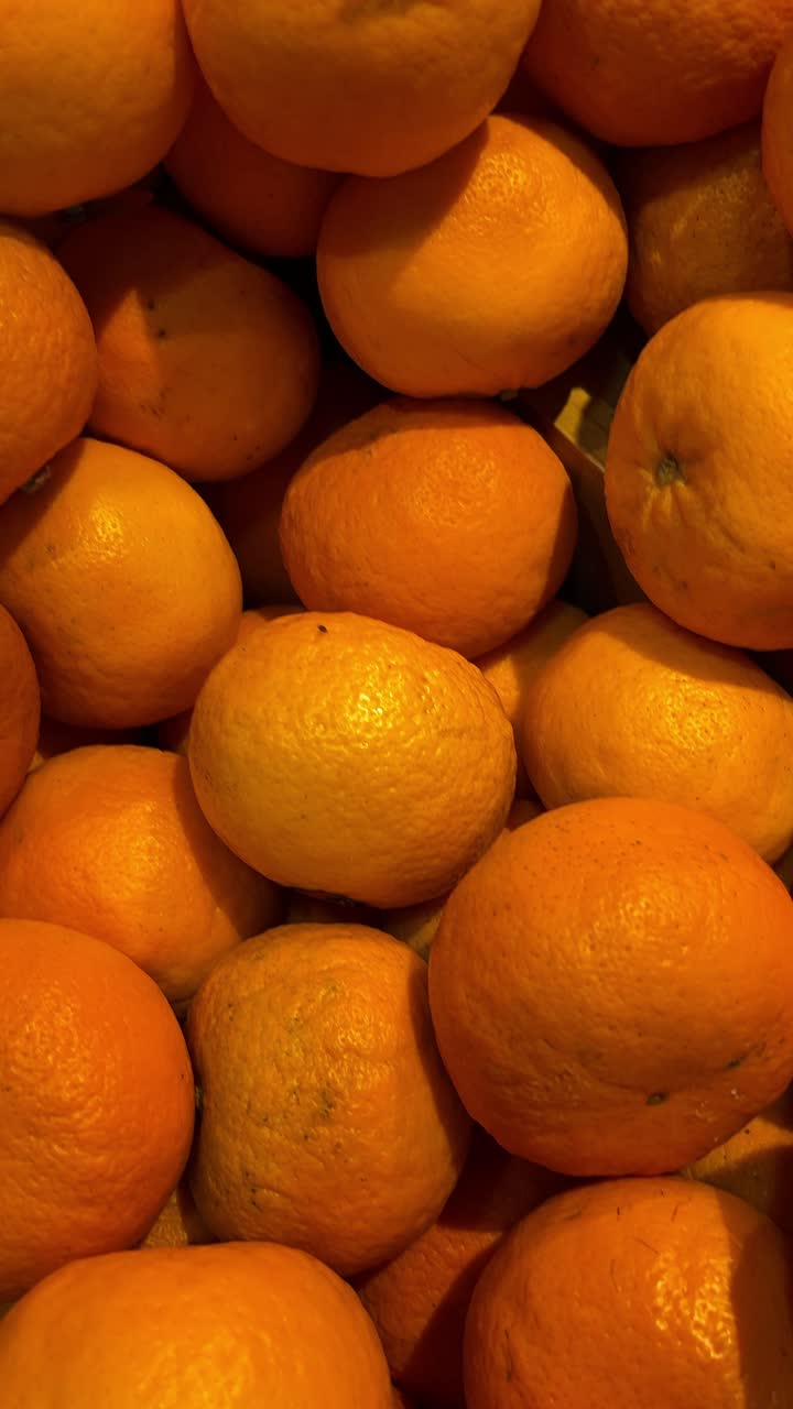 Primer plano de naranjas frescas en un mercado.