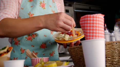 Waitress-preparing-meal-for-customer