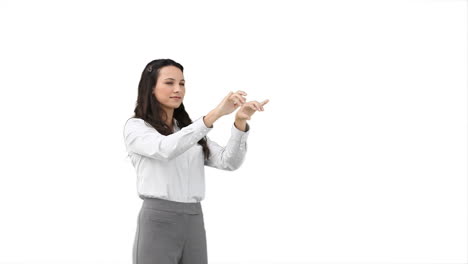 una mujer usando un teclado virtual