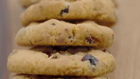 dolly disparó una pila de una deliciosa receta sabrosa galletas de manzana caseras aisladas en una mesa de madera