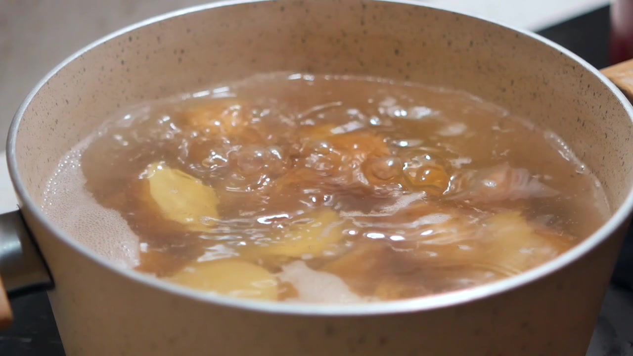 Patate che bollono in una pentola sul fornello