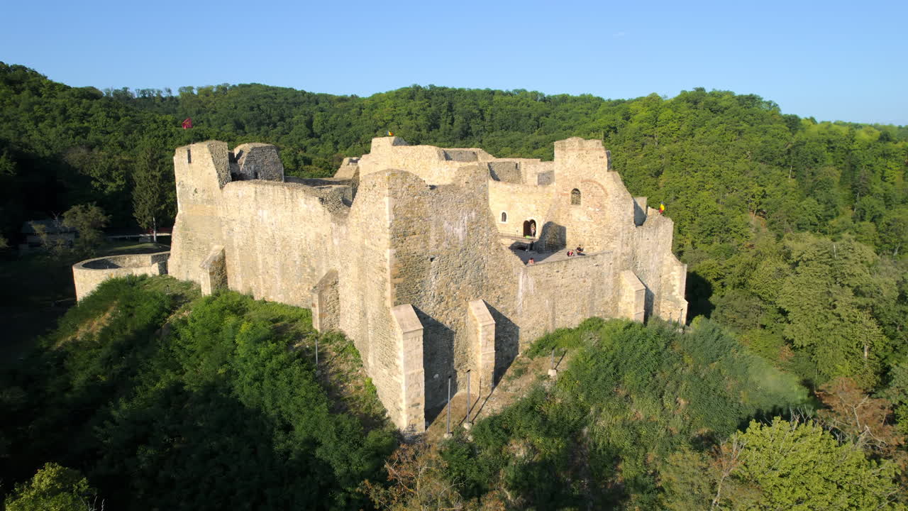 Luftaufnahme der Neamt-Zitadelle in Târgu Neamț, Rumänien. Festung mit TouristInnen auf der Spitze eines Hügels, umgeben von üppigem Wald