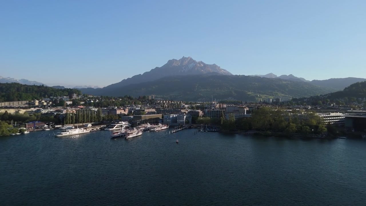 Filmato drone del Lago dei Quattro Cantoni circondato dalle Alpi svizzere, con acqua cristallina, paesaggio alpino e spettacolari paesaggi montani