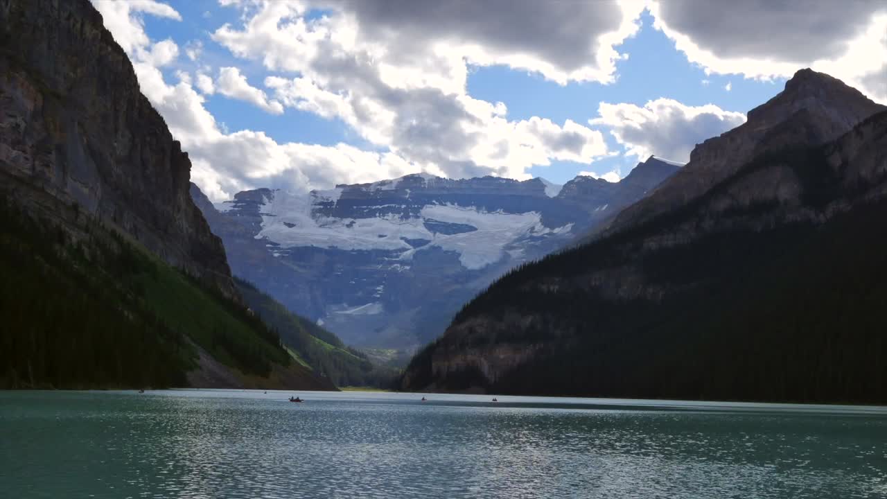 캐나다 밴프의 눈 산 근처 레이크 루이스에서 아름다운 시간 경과