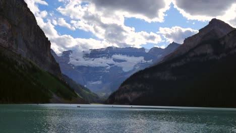 Hermoso-Lapso-De-Tiempo-En-El-Lago-Louise-Cerca-De-Las-Montañas-Nevadas-En-Banff,-Canadá