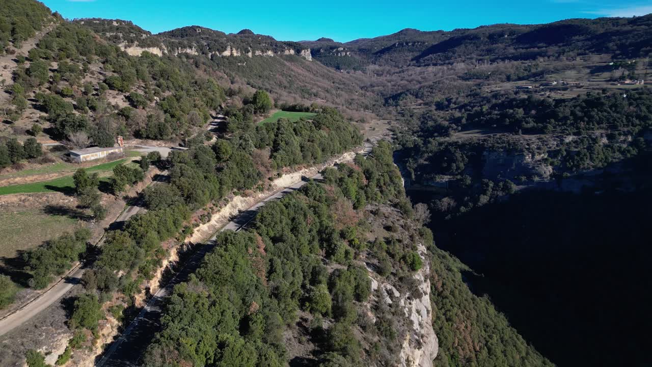 una carretera sinuosa en la región montañosa de tavertet cerca de barcelona, vista aérea