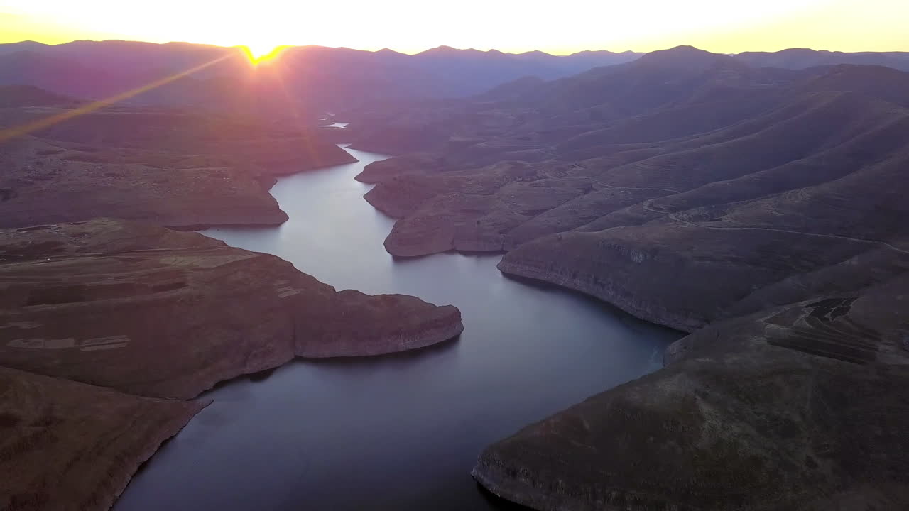 해가 지는 곳에서 흐르는