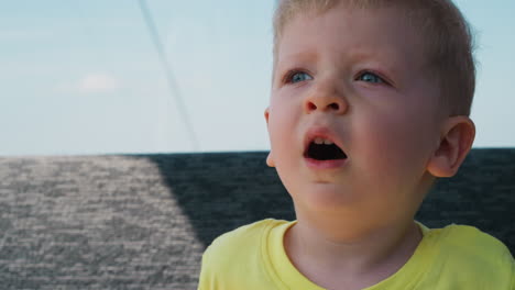 Un-Niño-Somnoliento-Con-Camiseta-Amarilla-Bosteza-En-Un-Teleférico