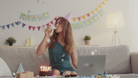 mujer celebrando su cumpleaños en línea