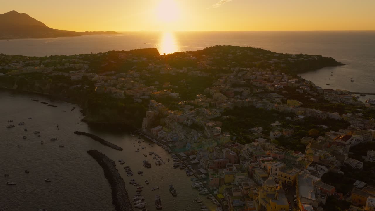 Vista aerea al tramonto dell'isola di Procida a Napoli, Italia - Ripresa aerea con drone