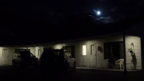 Toma-De-Establecimiento-De-Un-Motel-De-Carretera-Bajo-La-Luna-Llena-Por-La-Noche