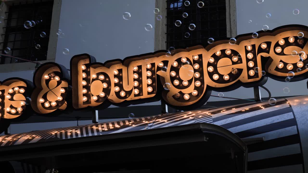 빛나는 핫도그와 버거 가게 표지판과 거품 생성기