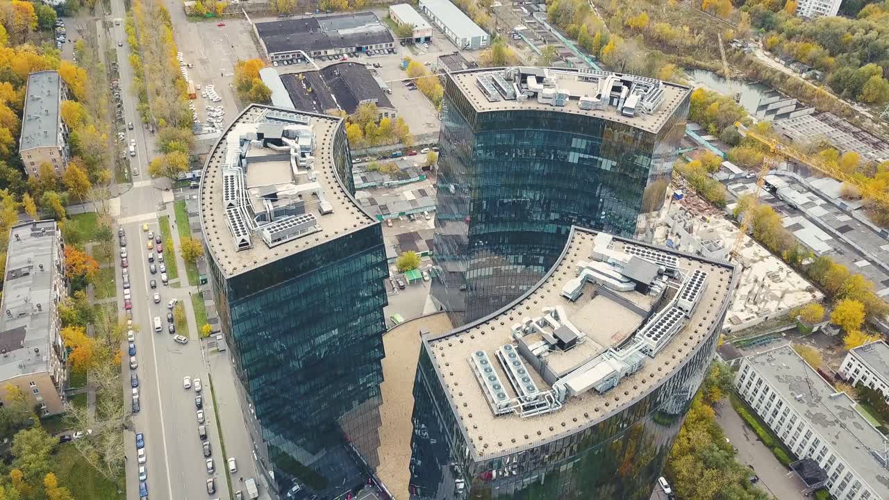 도시 가을의 환경에서 현대적인 구부러진 마천루