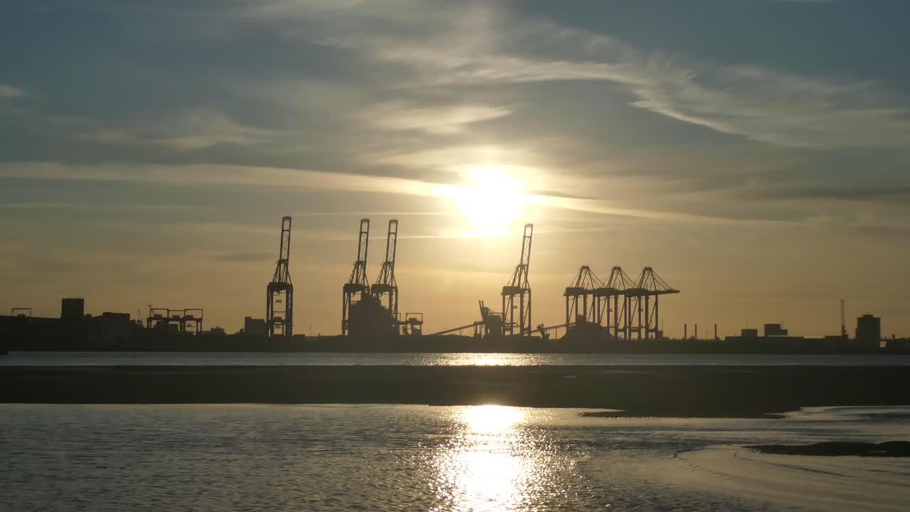 영국 하버 포트 크레인 실루엣 스카이라인 와이드 샷으로 반짝이는 일몰 황금 강물