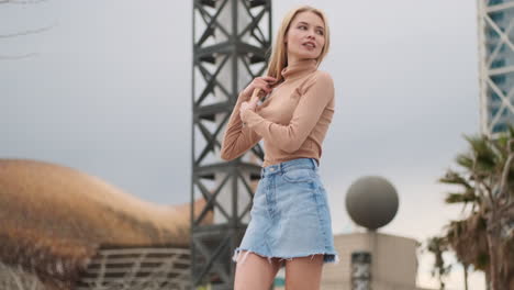 una mujer joven caminando por la ciudad.