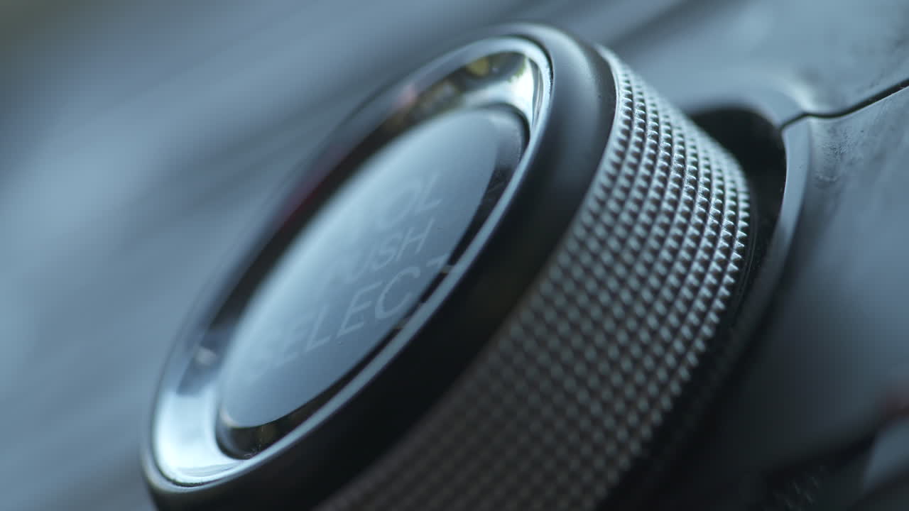 primer plano macro, subiendo el volumen de la radio de un coche