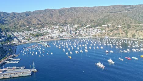 Isla-Catalina-Puerto-Yates-Y-Barcos-Océano-Azul-Y-Playas-Tropicales-Vista-Aérea