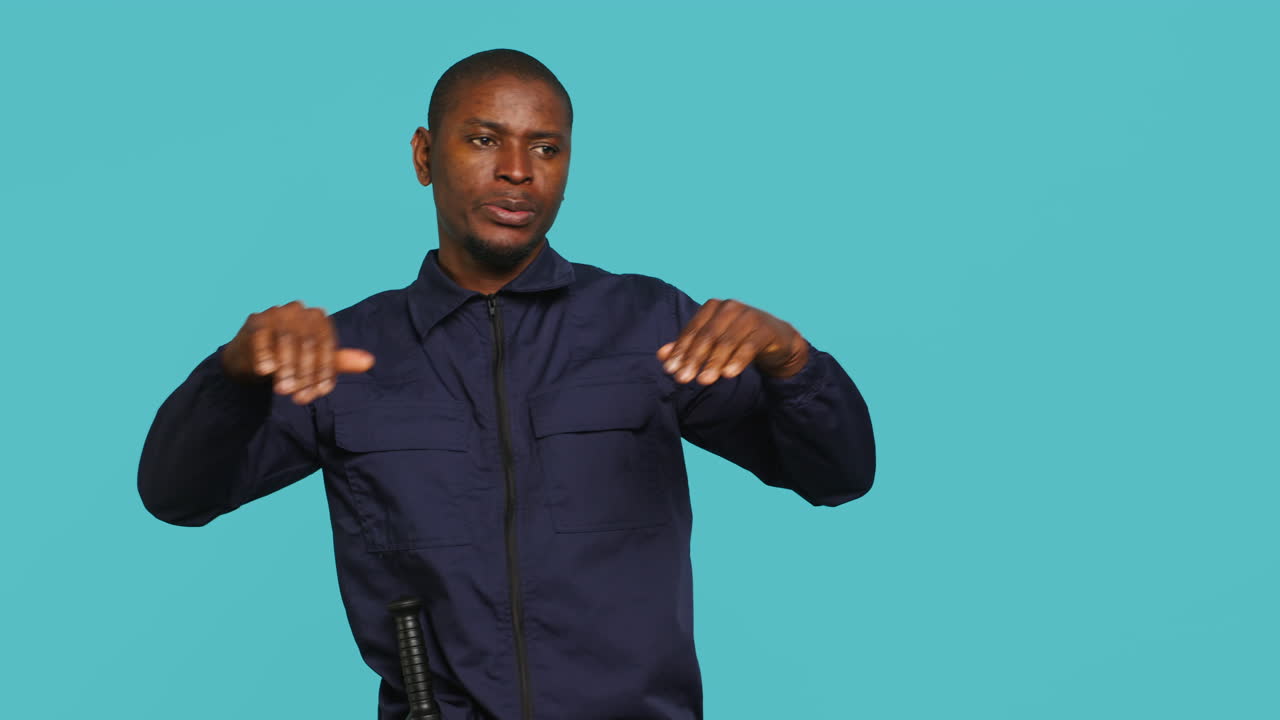 retrato de un agente de seguridad haciendo control de multitudes, asegurando el puesto asignado