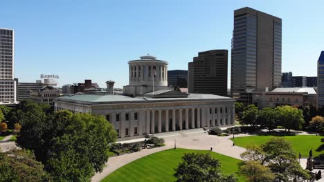 Ohio-Statehouse-In-Der-Innenstadt-Von-Columbus-Ohio---Aufnahmen-Von-Drohnen-Aus-Der-Luft