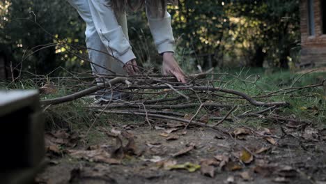 Preparación-De-Leña-Para-El-Fuego-En-La-Naturaleza,-Al-Aire-Libre,-Camping