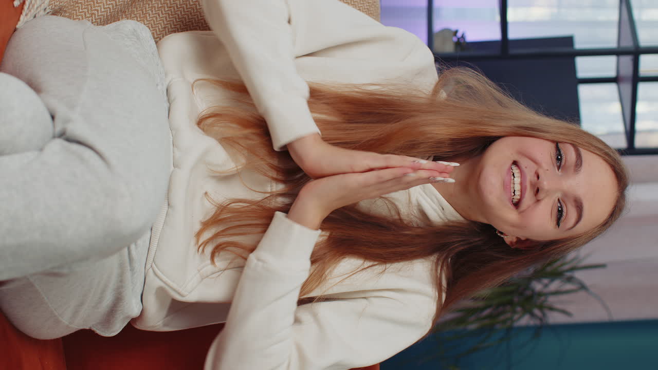 놀란 젊은 여성, 갑작스러운 승리로 충격을, 좋은 승리 소식, 축하, 와우 반응