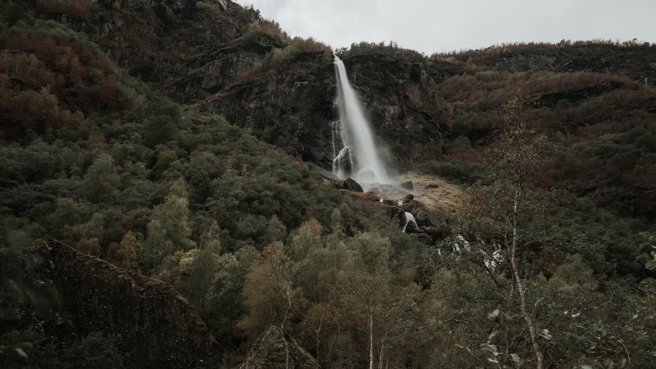 Video time-lapse di una cascata nella Norvegia occidentale.