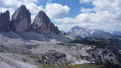 drone vuela a los tres picos de los dolomitas en italia, hermoso clima soleado con pocas nubes