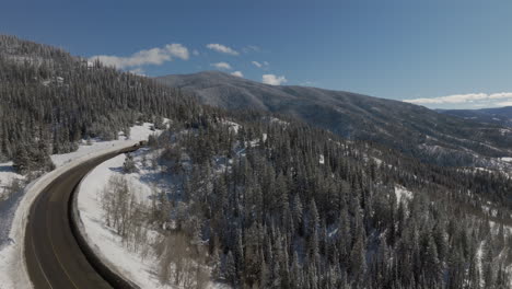 Toma-Aérea-En-órbita-De-Una-Carretera-De-Montaña-Fuera-De-Steamboat-Springs