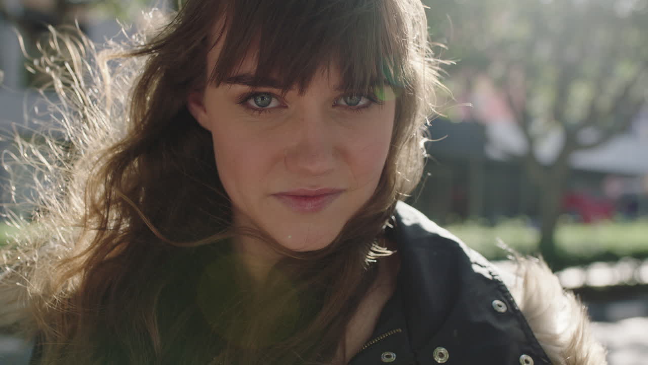 retrato de cerca de una hermosa y linda mujer joven sonriendo inocente mirando reflexiva a la cámara