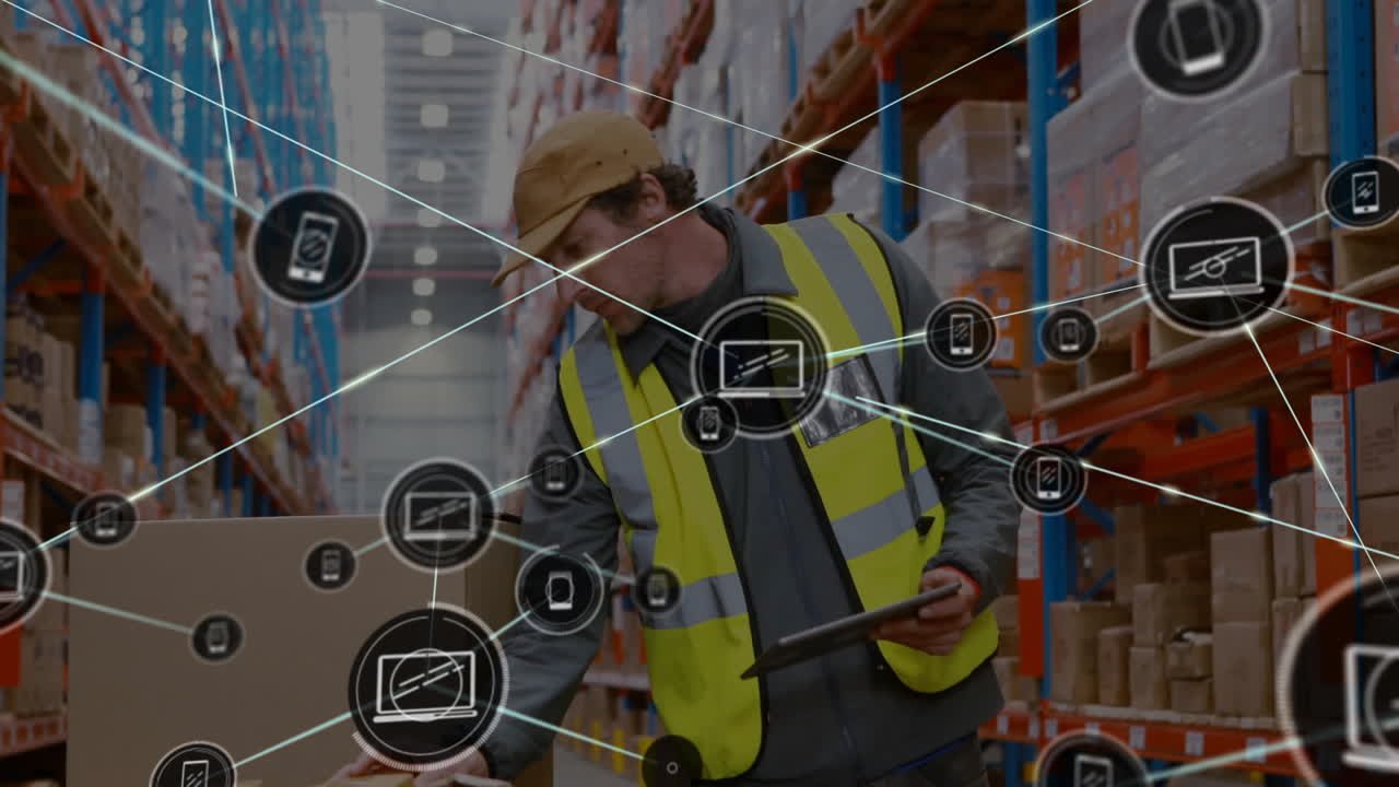 trabajador de almacén que utiliza una tableta, animación de la red logística sobre estantes y cajas