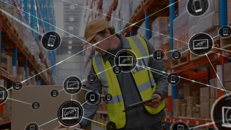trabajador de almacén que utiliza una tableta, animación de la red logística sobre estantes y cajas