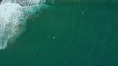 Drohne-Aus-Der-Vogelperspektive-über-Einem-Lokalen-Point-Break-In-Tofo,-Mosambik