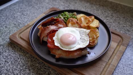 plato de agua para la boca de costillas al estilo riojan con huevo, tocino frito y papas fritas