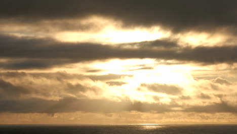 Las-Nubes-Se-Mueven-Rápidamente-Sobre-El-Sol-En-Un-Cielo-Que-Se-Oscurece