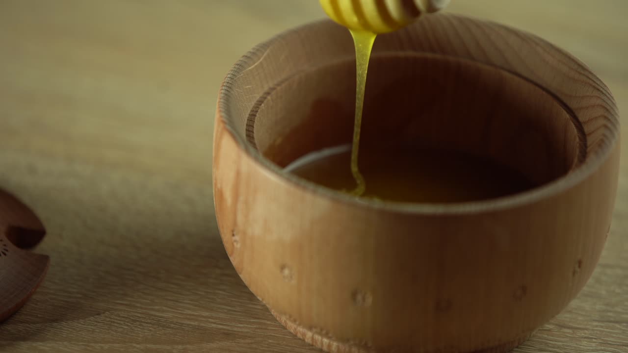 ⁇ 이 떨어지고, 나무 그 ⁇ 에  ⁇ 이  ⁇ 아져 나오고. 클로즈업. 건강한 유기농 두꺼운  ⁇ 이 나무  ⁇ 가락에서  ⁇ 아져 나오고, 클로즈업. 4k uhd 비디오 영상. 슬로우 모션