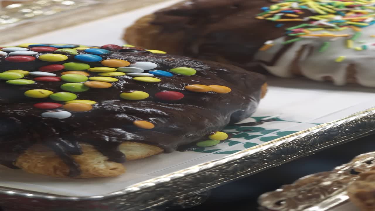 croissants de chocolate con dulces de colores