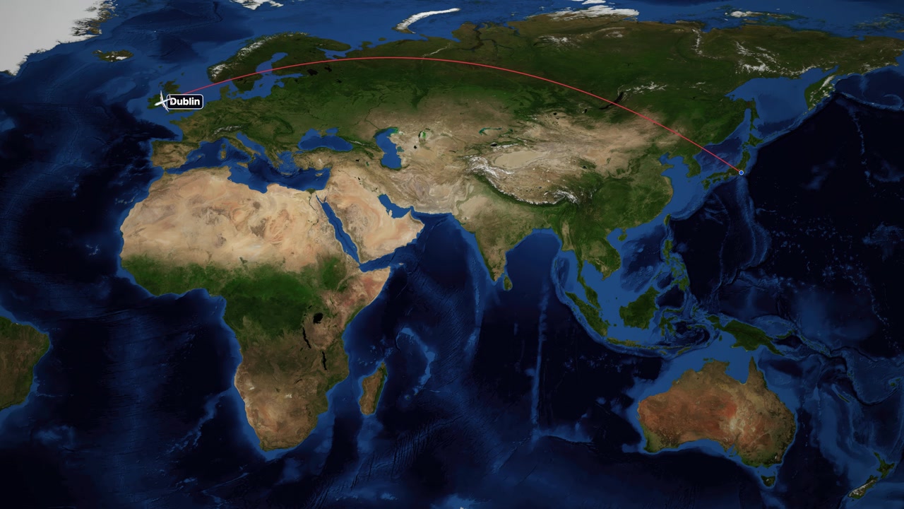 Una linea rossa traccia un aereo che vola su una mappa del mondo da Tokyo a Dublino.