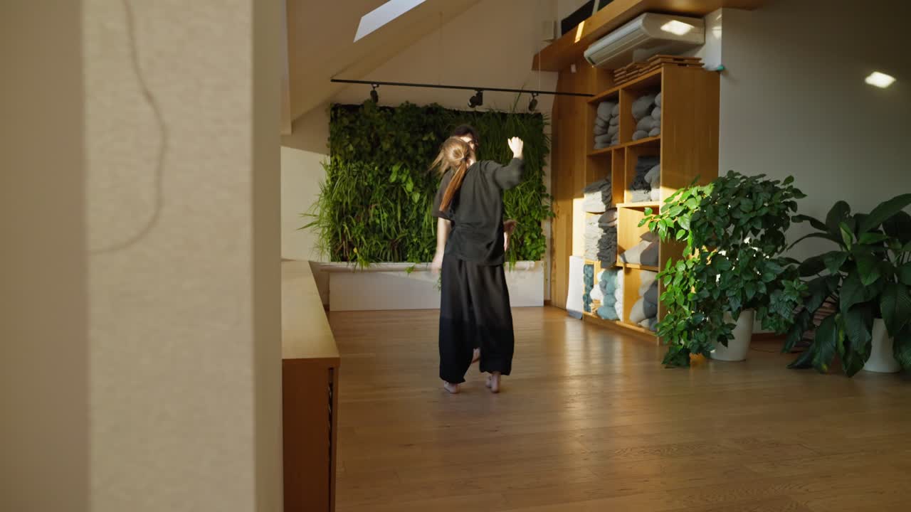 방에서 춤을 추는 사람들